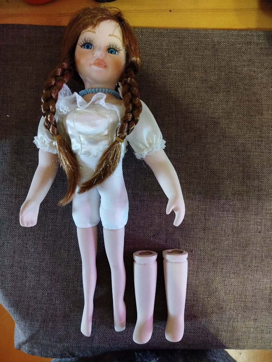 Вот реально, что получила)), когда её раздела и увидела "балерину" с  задатками борца тяжеловеса. Жаль, что забыла сфотографировать её лицо и то, в каком её прислали из магазина..