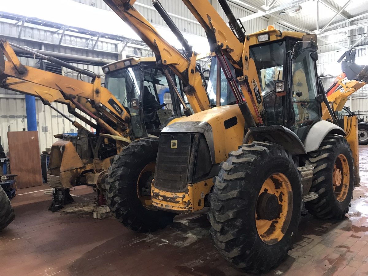 Экскаватор-погрузчик JCB подготовлен к ремонту. Фото Тищенко Василий.