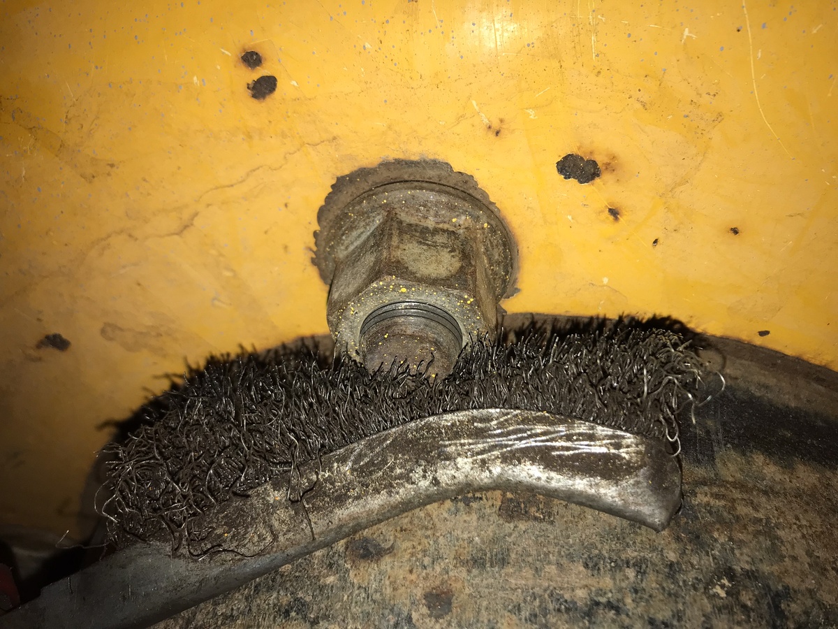 Очистка от грязи колесных гаек. Фото Тищенко Василий.