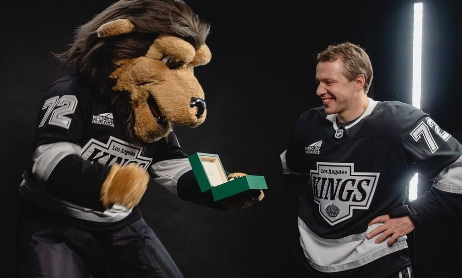    Ранее Панарин подарил часы маскоту «Лос‑Анджелеса», чтобы получить 72‑й номер. Фото: ХК «Лос‑Анджелес Кингз»