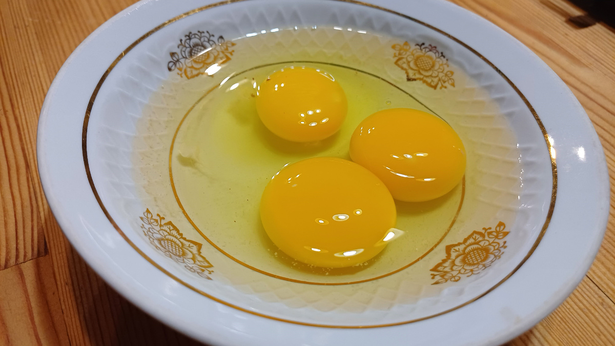 Обычные желтки и белки. У курочек тоже случаются перепады настроения... Фото автора
