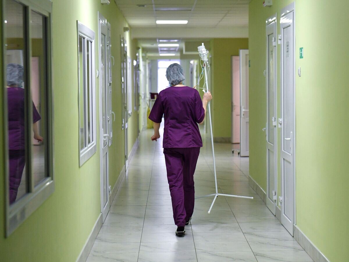    Медсестра несет капельницу | © РИА Новости / Константин Михальчевский