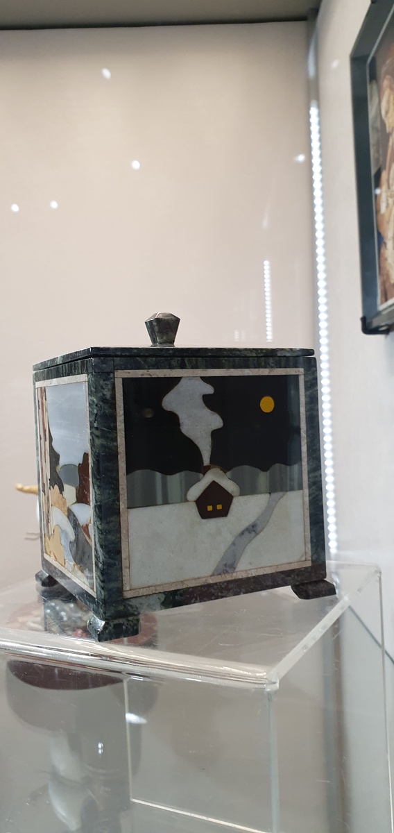 И. Хомин. Шкатулка "Времена года". 1999 г. Змеевик, халцедон, обсидиан. Резьба, мозаика, шлифовка, полировка