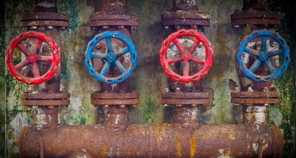 "Кто должен менять трубы и вентили в квартире: граница ответственности, о которой УК умалчивает"