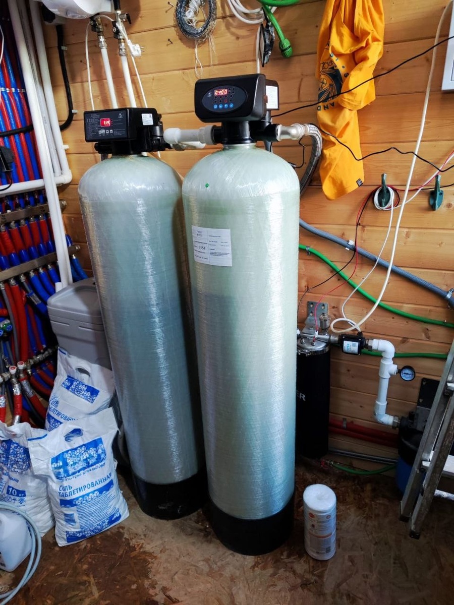 Перед Вами оборудование для комплексной очистки воды, установленное в техническом помещении, частного дома/коттеджа. Скважина: 60 м. Проживание: 4 чел.