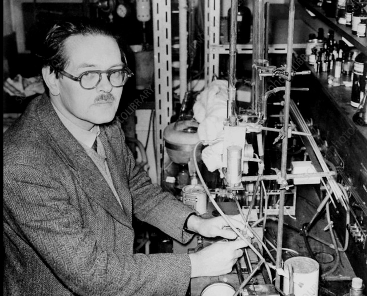 Áрчер Джон Пóртер Мáртин в своей лаборатории