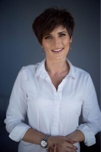 Евгения начала свой профессиональный путь с не менее впечатляющих дисциплин – она получила образование инженера по защите окружающей среды и экономиста-менеджера. Это означает, что её мышление обладает невероятной структурированностью, системностью и практичностью. Забудьте об абстрактных теориях! Евгения научит вас «инженерии отношений» и «менеджменту эмоций» – четко, по шагам, с измеримым результатом. Она поможет вам понять механизмы, лежащие в основе ваших взаимодействий и чувств, и даст инструменты для их эффективного управления.