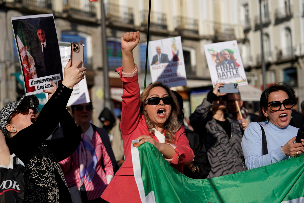 Иранская диаспора во время акции в поддержку народа Ирана в Мадриде, Испания, 28 февраля 2026 года    📷