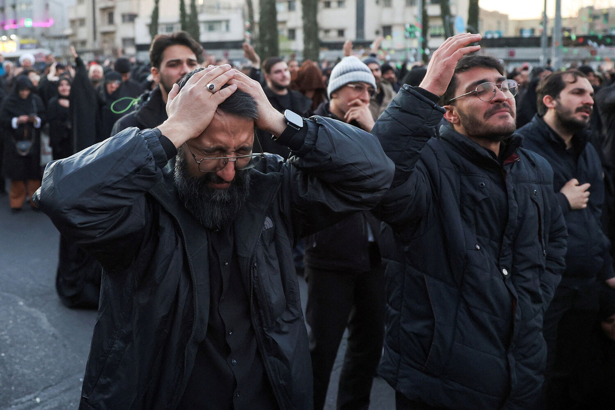 Люди реагируют на новость о гибели лидера Ирана Али Хаменеи в Тегеране, 1 марта 2026 года    📷