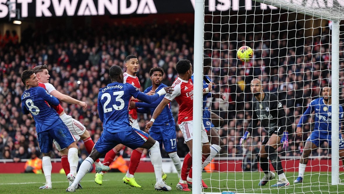    Защитник «Арсенала» Вильям Салиба забивает гол в ворота «Челси» в матче АПЛ 1 марта. AFP