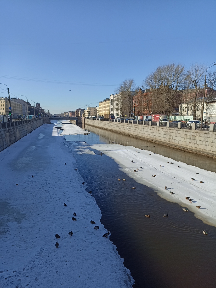 Вот уже начал Обводный канал освобождаться ото льда
