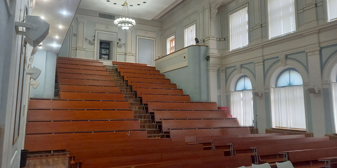 Где найти одно из старейших образовательных учреждений Москвы?