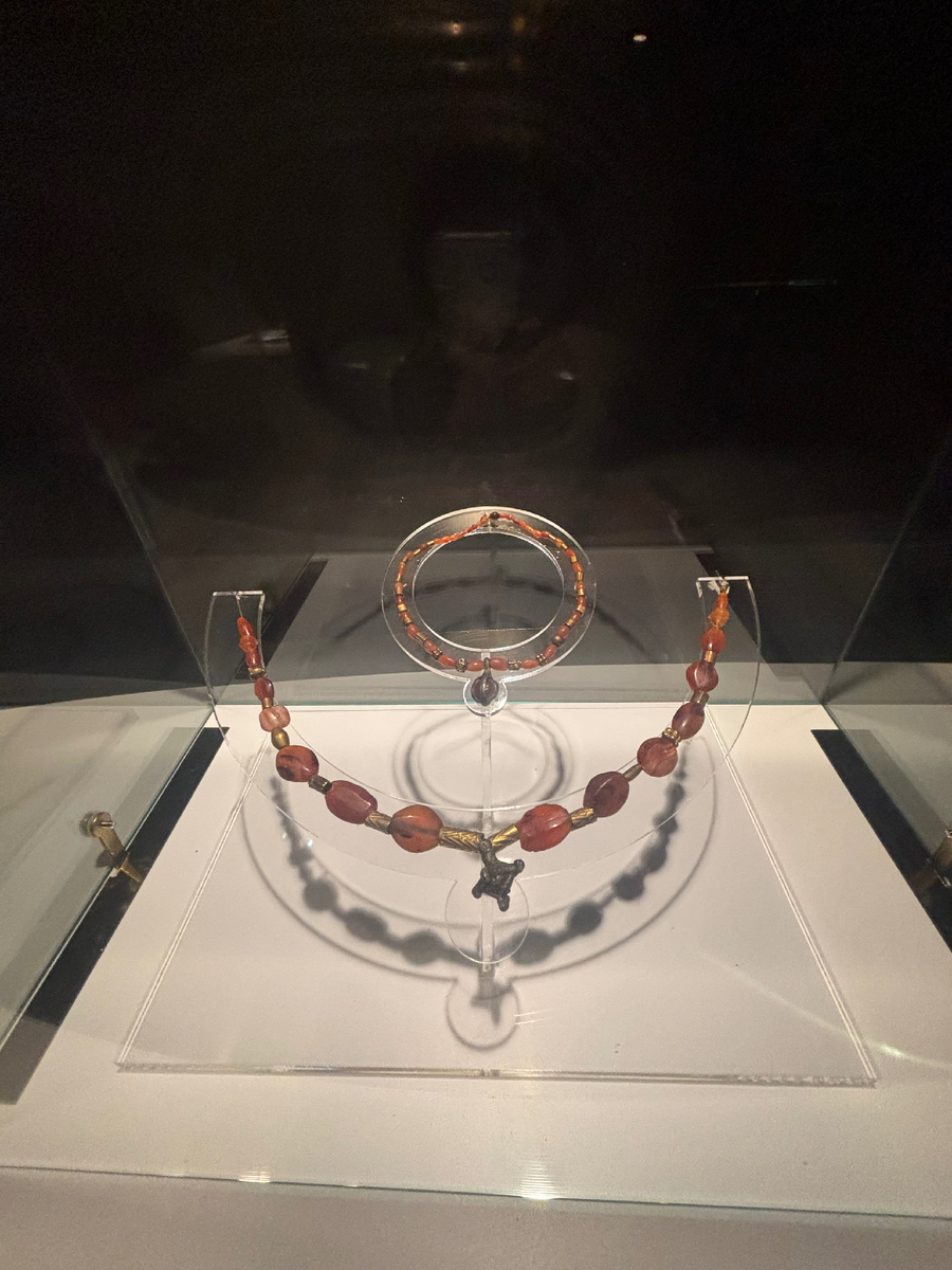 Ожерелье из золота и сердолика, найденное в Мецаморе