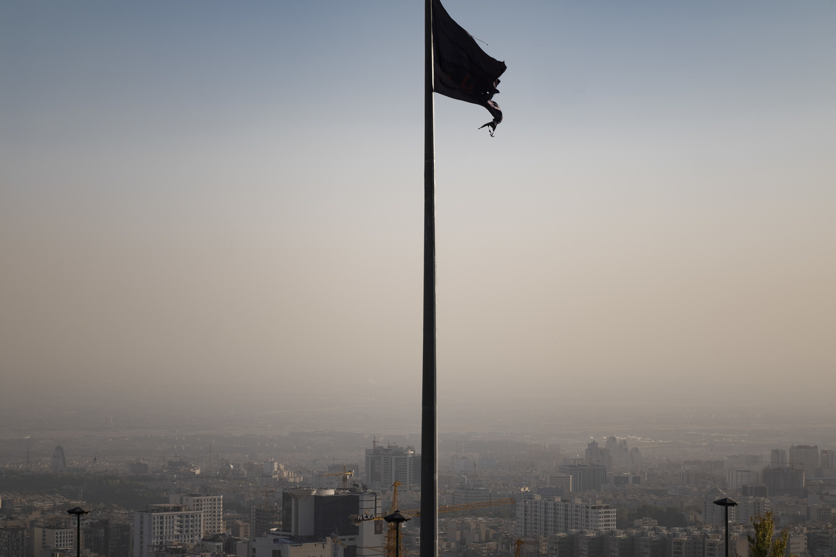     Траурный флаг в Тегеране / Gettyimages.ru / Morteza Nikoubazl / NurPhoto