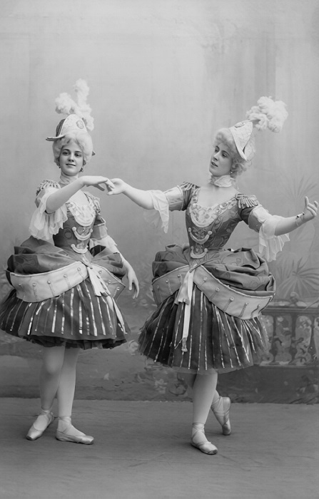 Ю.Н.Седова и Л.Н.Егорова в балете "Арлекинада