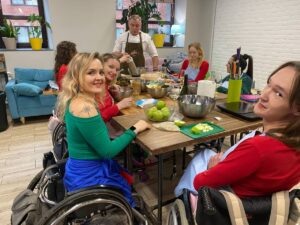  "У нас сотрудники практически все — это как раз женщины с инвалидностью", — говорит Ольга Гомбоева, менеджер некоммерческого партнерства "Открытый мир", при котором создан проект "Совет богинь". Этот факт сам по себе является мощным заявлением. Он говорит о том, что проект создается теми, кто лучше всего понимает потребности и вызовы, с которыми сталкиваются женщины с инвалидностью.