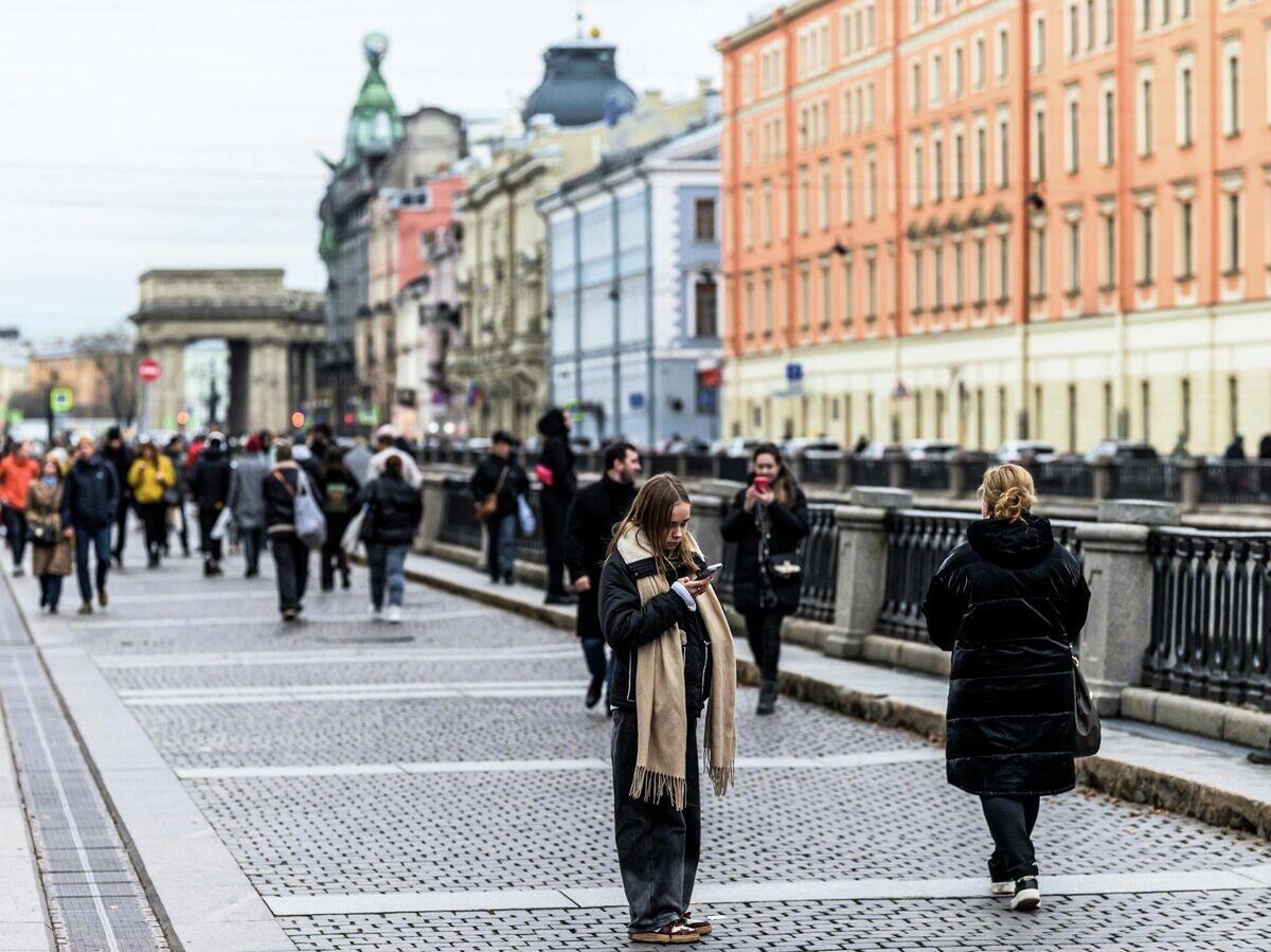    Прохожие на набережной канала Грибоедова в Санкт-Петербурге | © РИА Новости / Алексей Даничев