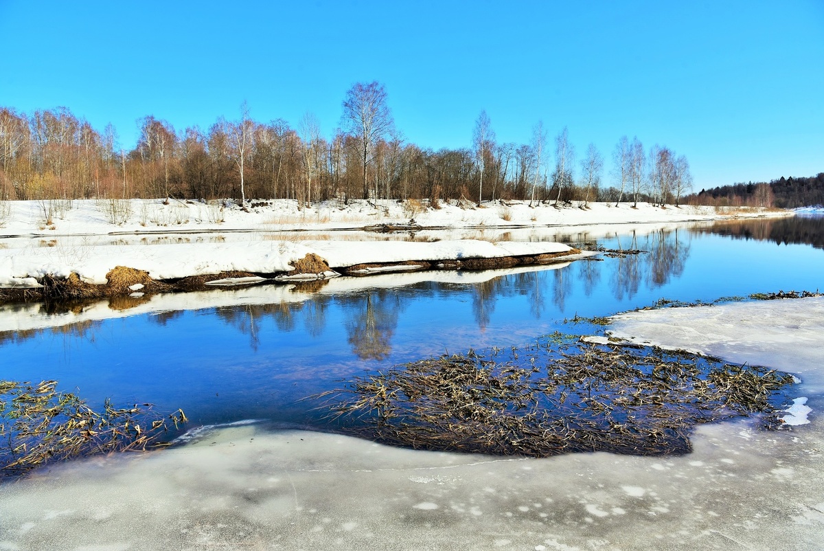 Весна классическая, с таянием снега. Стоковое фото 