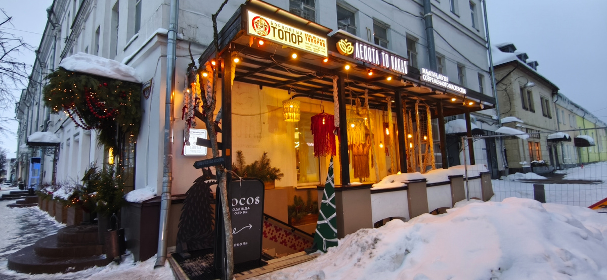 Такой приметный вход, невозможно пропустить. Особенно вечером - очень красиво выделяется на фоне здания