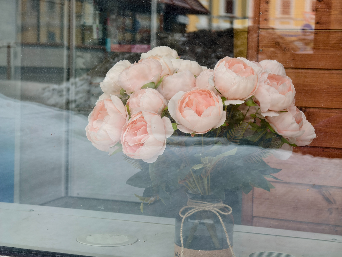 В витрине магазина