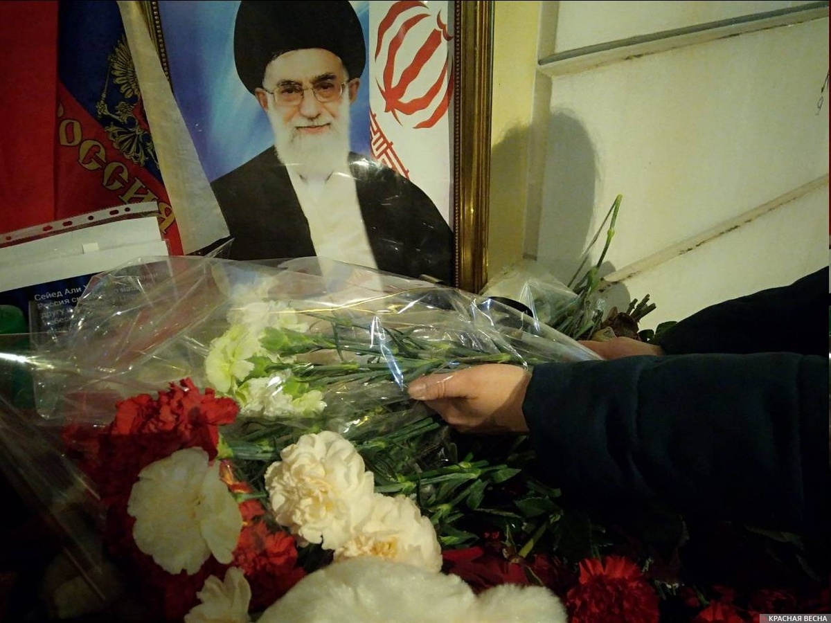     Цветы у посольства Ирана в Москве   
(с) Красная Весна