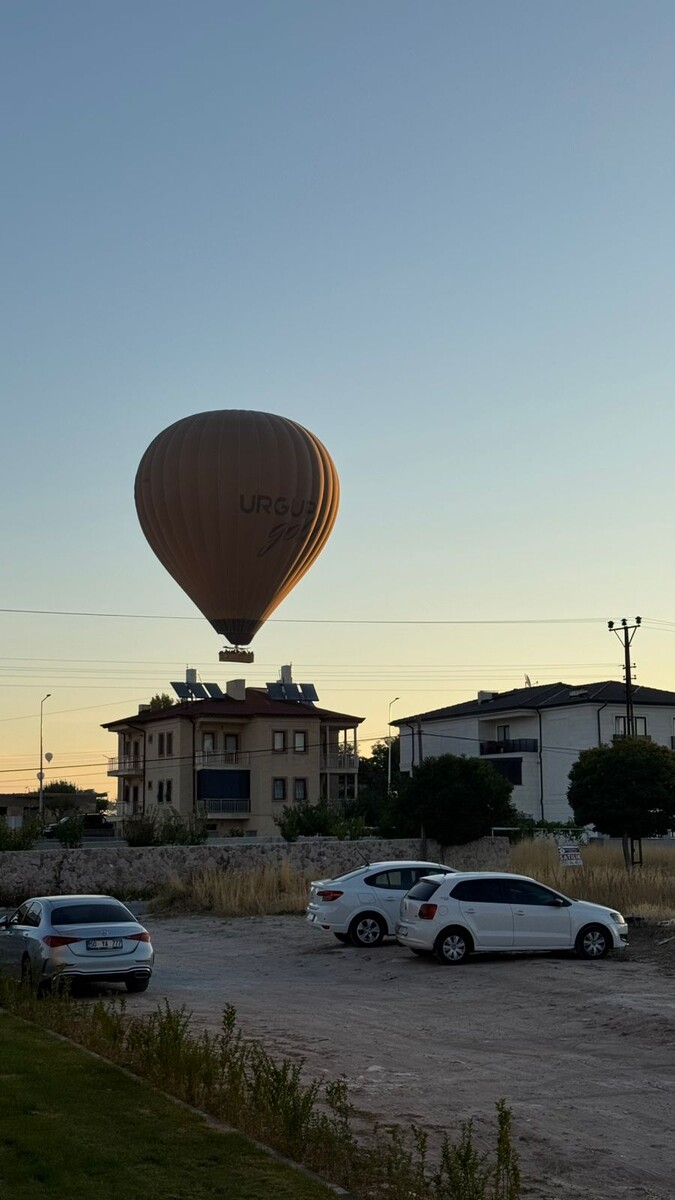 Воздушный шар над нашим отелем.. Фото не мое. Я этот момент благополучно проспала