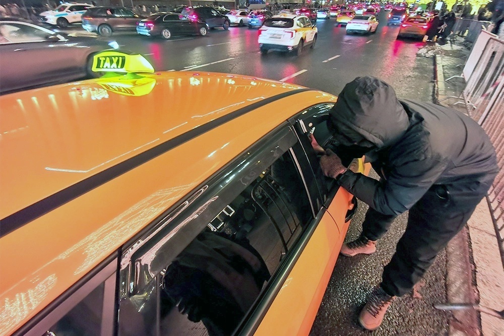    Мало кто из пассажиров в Москве ищет такси на стоянке, большинство предпочитают пользоваться мобильным приложением. / Сергей Куксин/РГ