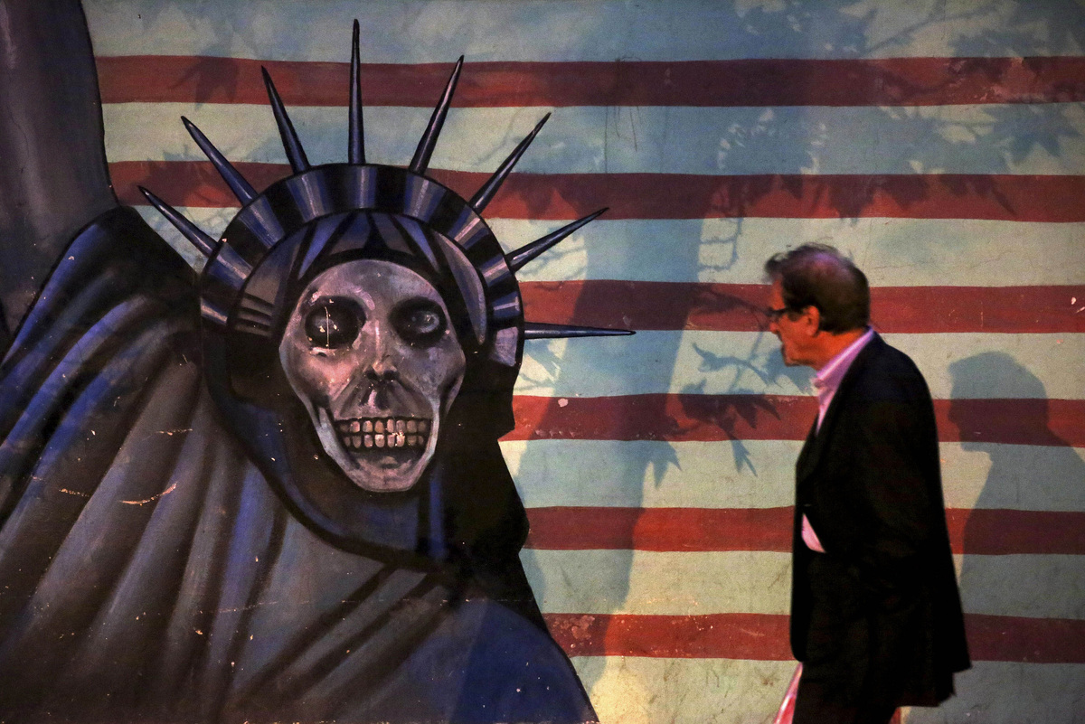    американский флаг США граффити Смерть (фото: AP)