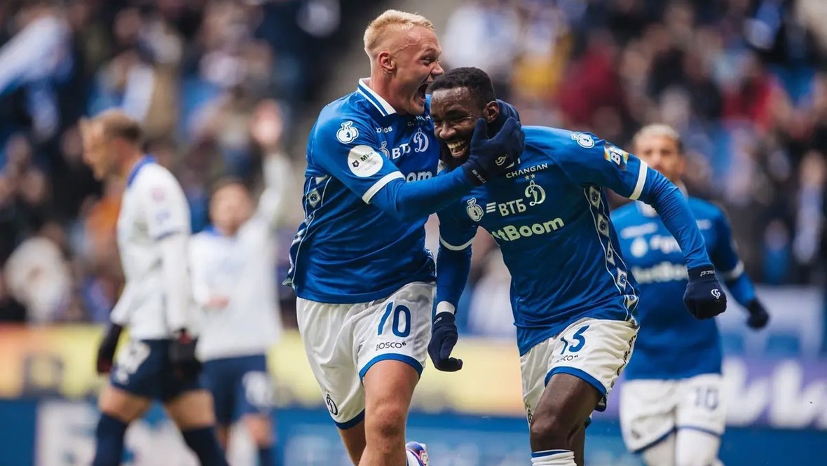    Игроки «Динамо» Константин Тюкавин и Муми Нгамале празднуют гол в ворота «Крыльев Советов» в матче РПЛ 1 марта.ФК «Динамо»