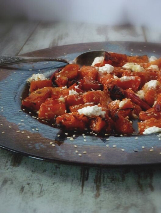 Салат из тыквы с брынзой и кунжутом 