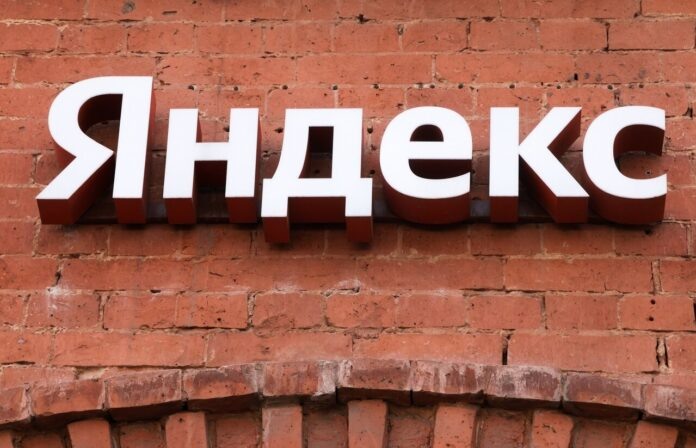    Visualizing the future of Runet by 2032: Yandex's evolution into a comprehensive digital ecosystem and the implications of robots becoming more valuable than human labor.