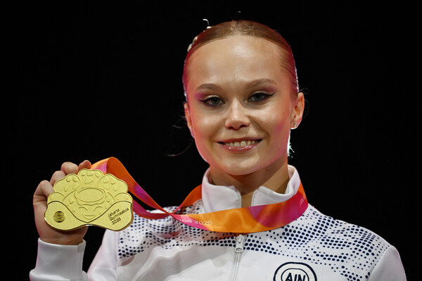 Российская гимнастка Ангелина Мельникова во время церемонии награждения победителей в индивидуальном многоборье среди женщин на чемпионате мира по спортивной гимнастике в Джакарте, Индонезия, 23 октября 2025 года / Jennifer Lorenzini/Reuters   📷