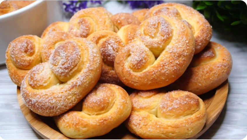 У меня часто остается творог в холодильнике, чтобы не пропал, пускаю в выпечку. Крендели из творога...