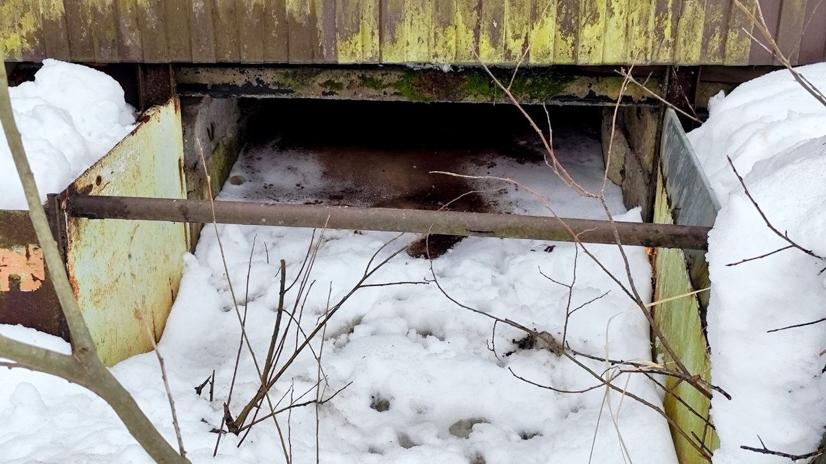 За затором вода потихоньку сочится по поверхности льда.