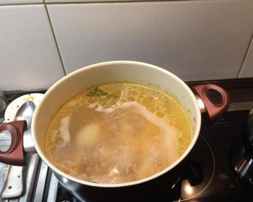 Посмотрите, какой жирненький бульончик. Без паники - суп таким же жирным не будет, это же концентрат, который потом разбавится водой.