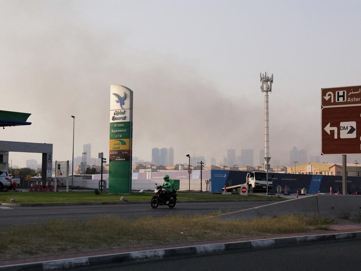    Дым на месте иранского удара в Шардже, ОАЭ | © REUTERS / Amr Alfiky
