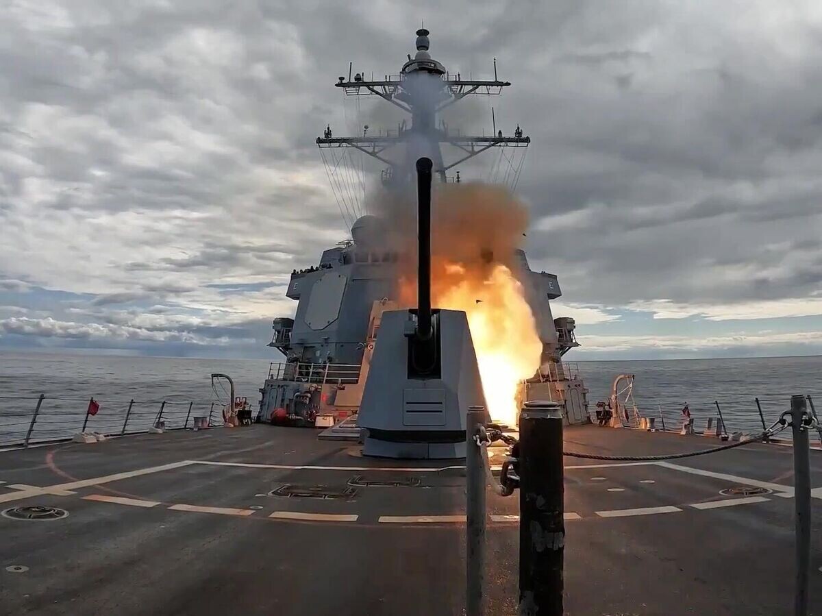    Командование вооруженных сил США опубликовало кадры удара, как утверждается, по штаб-квартире КСИР | © Телеграм RIA.RU