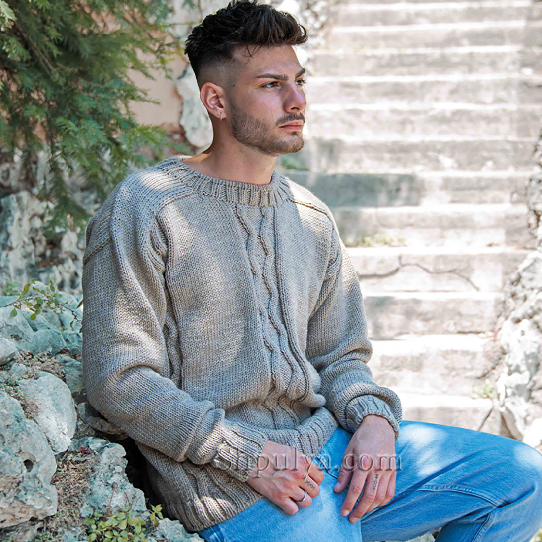 Вязаный мужской пуловер с рельефным узором по центру