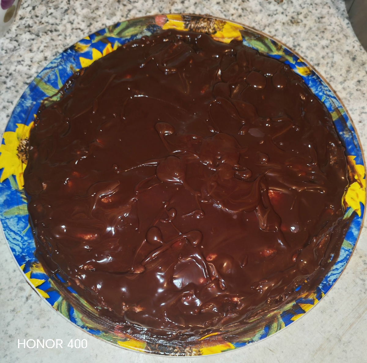 Мой торт. Ради читателей, протерла тортовницу салфеткой)). Нужна была для украшения кокосовая стружка, но я использовала её всю в крем, поэтому обошлась без украшения Фотография автора