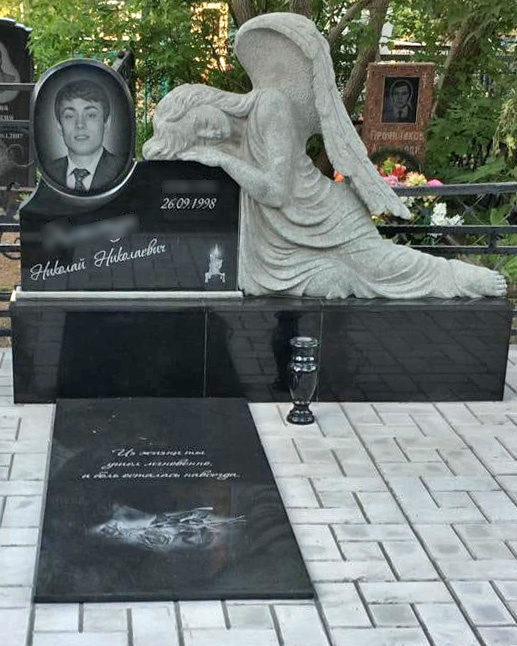 Памятник собственного производства и установки компании ГРАВИСТО в Воронеже