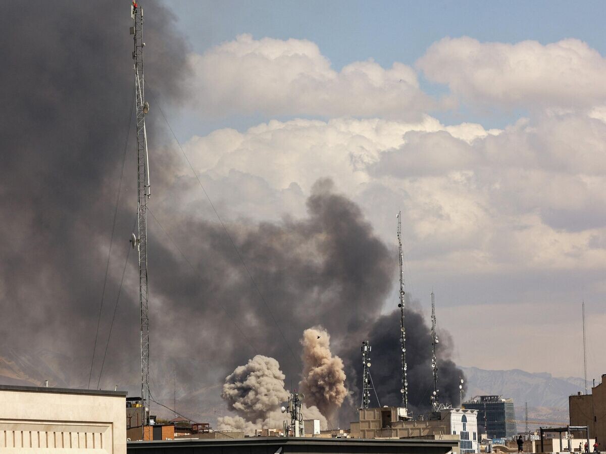    Дым на месте авиаудара в Тегеране, Иран | © REUTERS / Majid Asgaripour