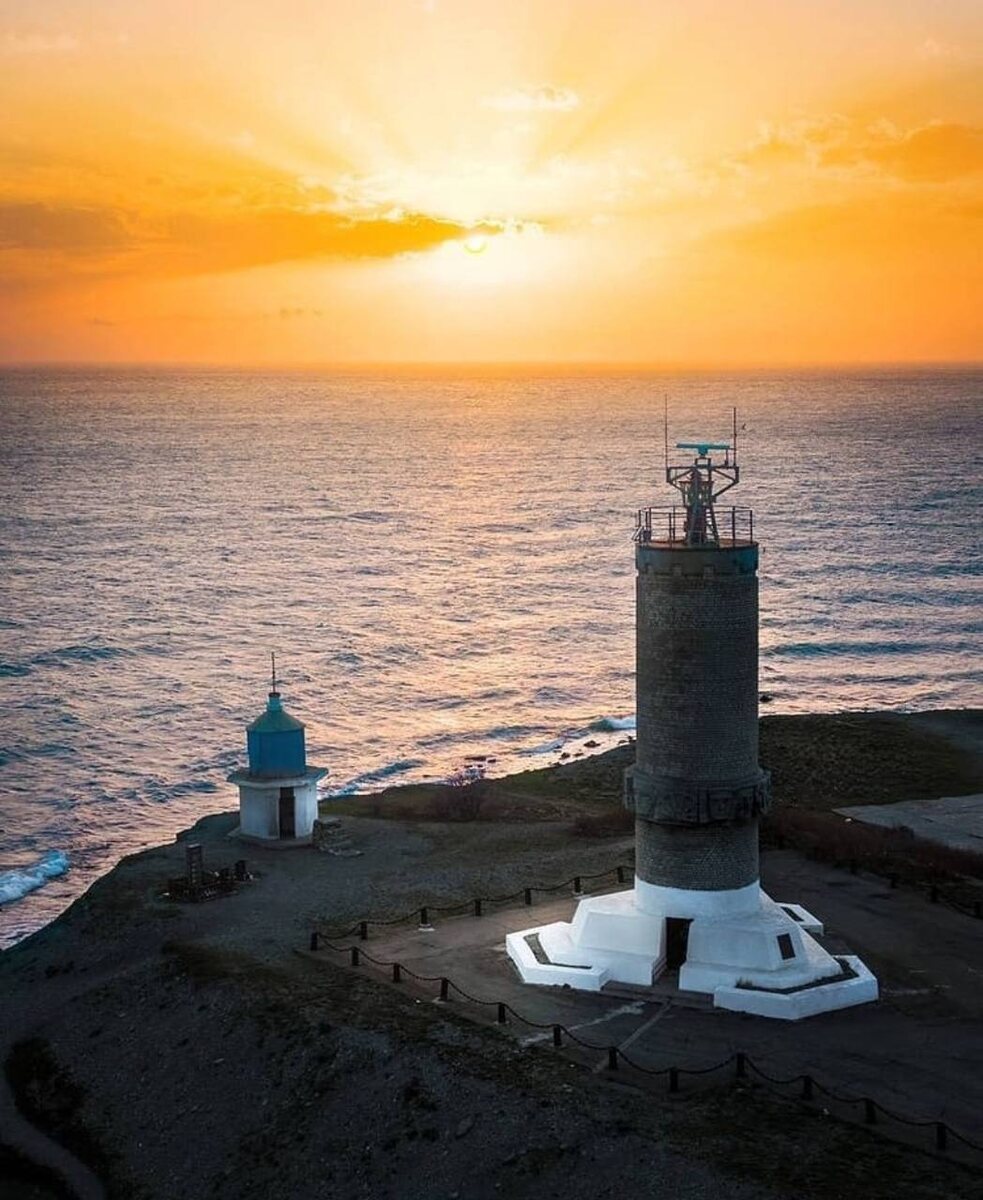 Два маяка: слева маяк-часовня, справа памятник-маяк. Фото eyemaxi