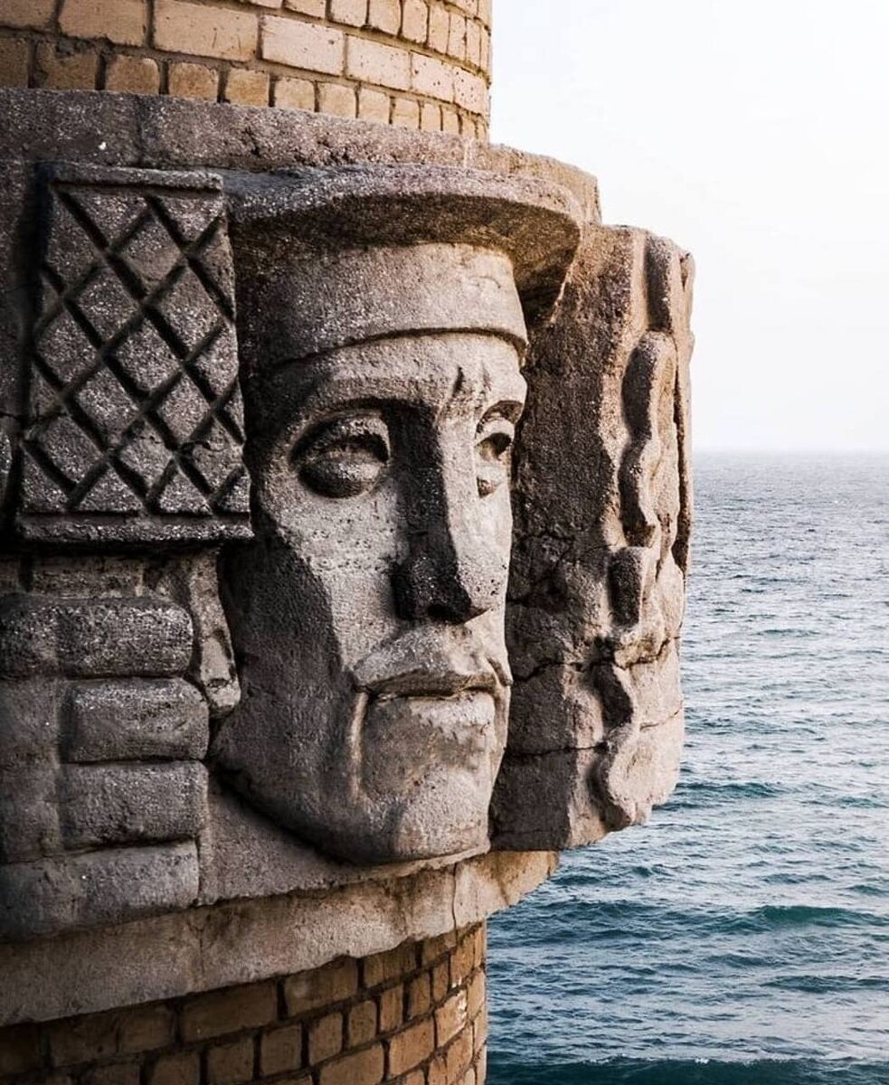 Фрагмент памятника-маяка. Фото eyemaxi