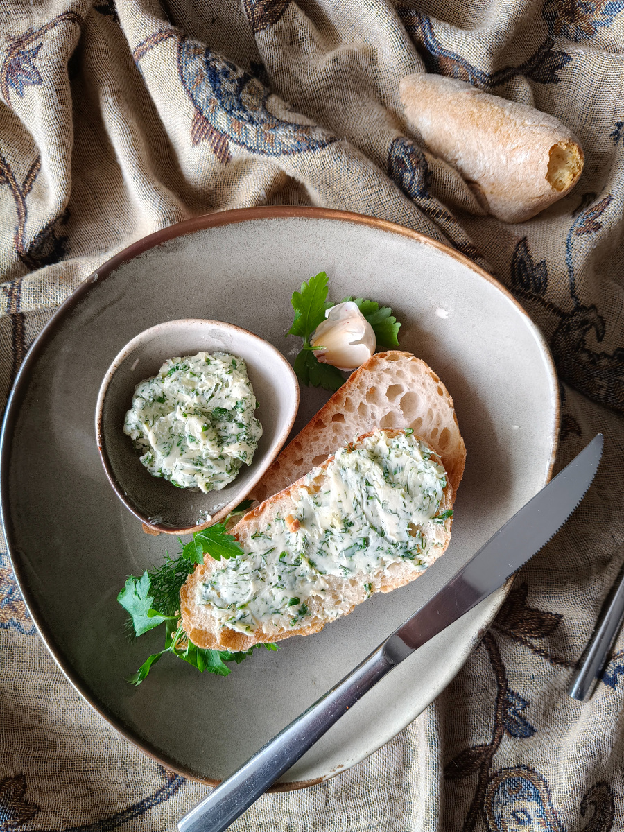 Сливочное масло с травами и чесноком, рецепт