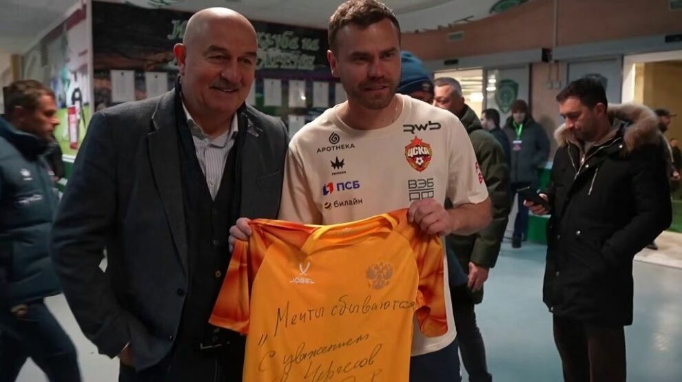    Черчесов сделал подарок Акинфееву, фото соцсети «Ахмата»