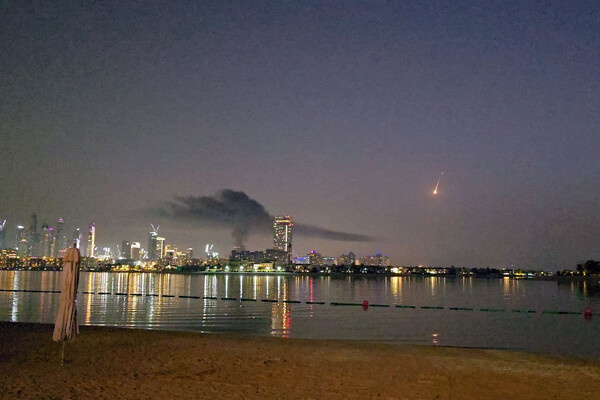 Дым над поврежденным отелем в районе Пальма Джумейра в Дубае, ОАЭ, 28 февраля 2026 года / Reuters   📷