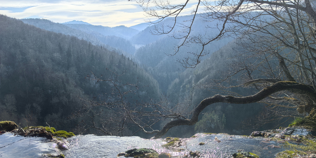 Хребет Гуама от Орлиной полки до Монахова водопада