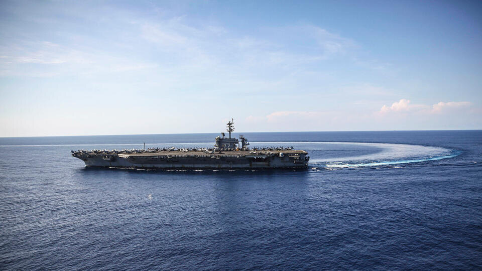     КСИР: авианосец "Авраам Линкольн" отступил с позиции после удара Ирана MC3 Thaddeus Berry/Zuma/TASS