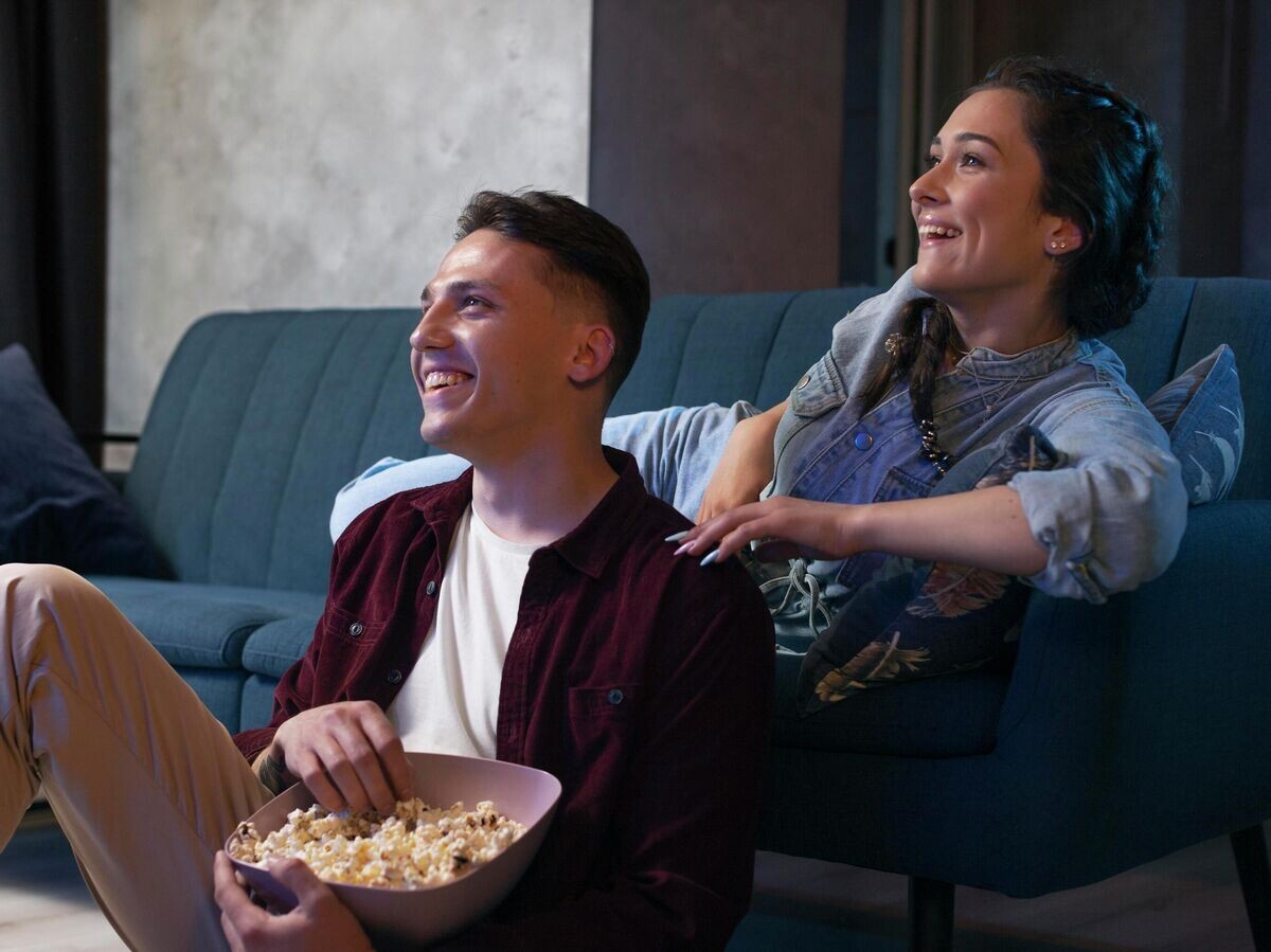    Молодые люди смотрят телевизор | © Фото : Freepik