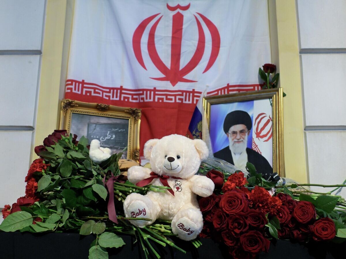    Цветы в память о верховном лидере Ирана аятолле Али Хаменеи у посольства Ирана в Москве | © РИА Новости / Евгений Биятов